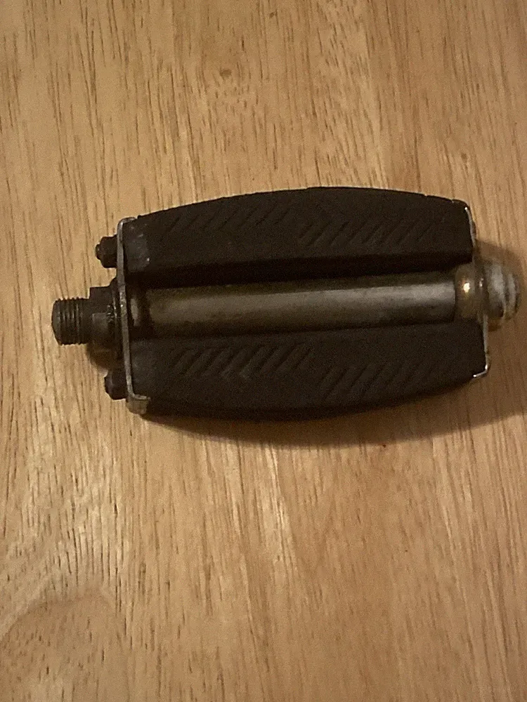 1 BICYCLE PEDAL FOR SEARS AMF ROADMASTER BIKE Vintage Bow Replacement Parts