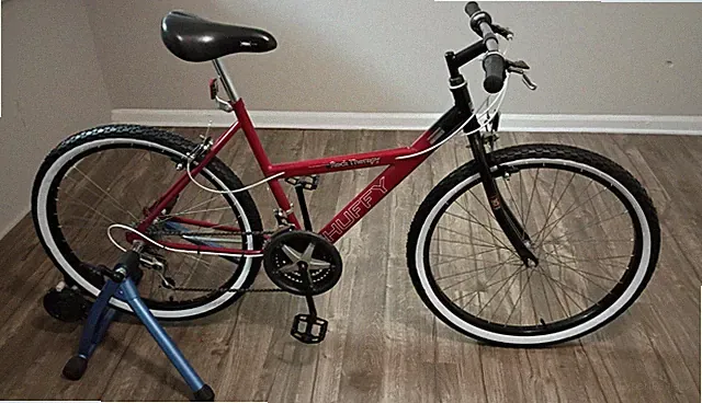 Huffy Rock Therapy 26 in Mountain Bike Red/Black/White Flat Bar 15 Speed
