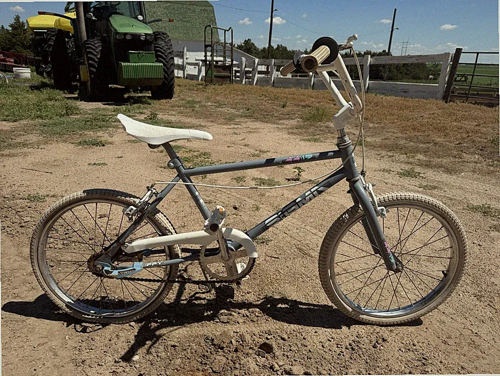 Huffy Sigma 20 in BMX Bike 1-Speed Caliper Brake Pegs Vintage 1984 Gray/White.